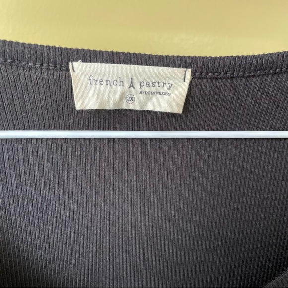 French Pastry Black Short Sleeve Tee with Chain Detail - Picture 3 of 6